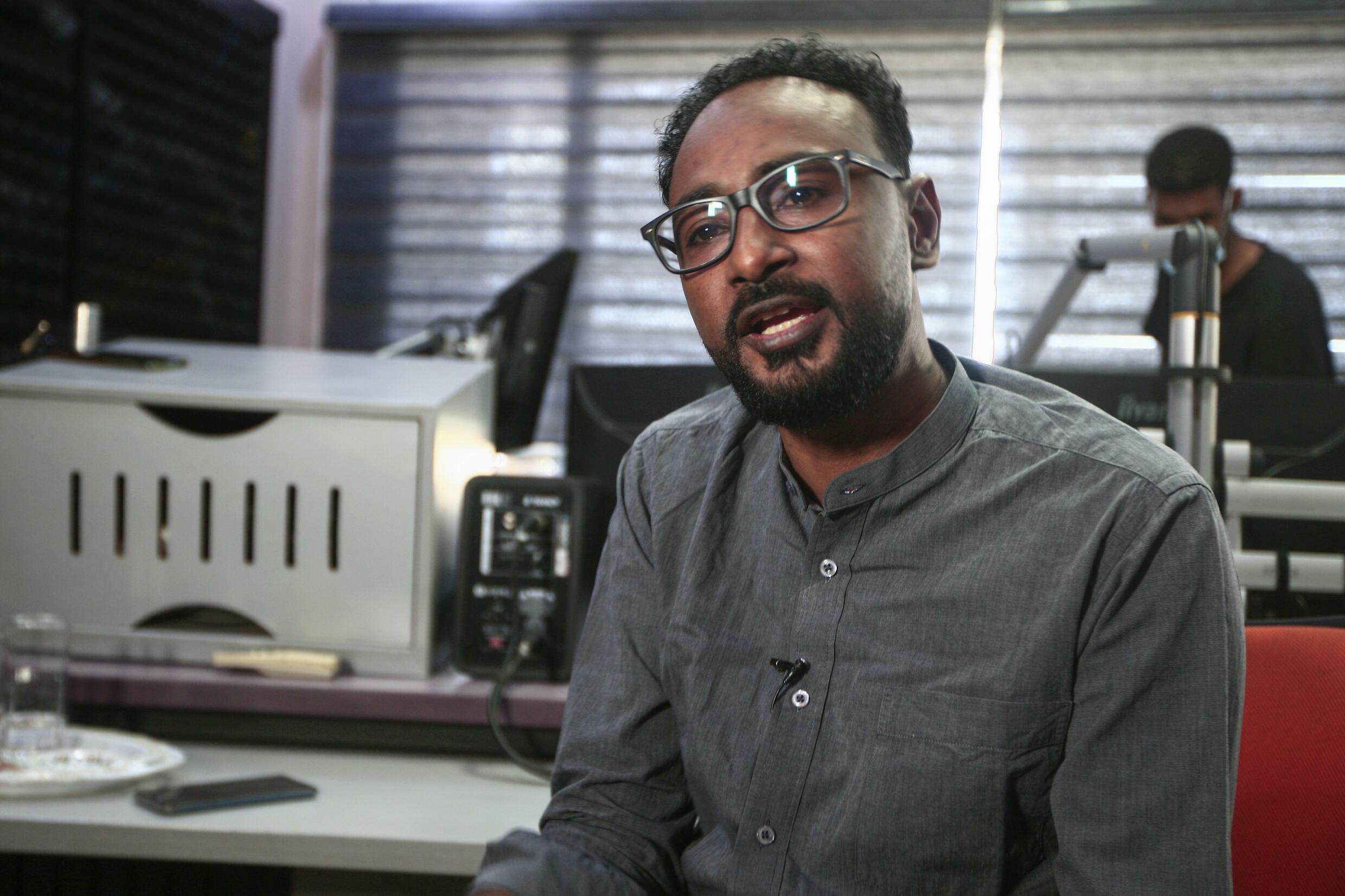 مدير البرامج في إذاعة "هلا 96" ابي عبد الحليم خلال مقابلة مع وكالة فرانس برسي في مقر الإذاعة في الخرطوم في السادس من كانون الأول/ديسمبر 2021