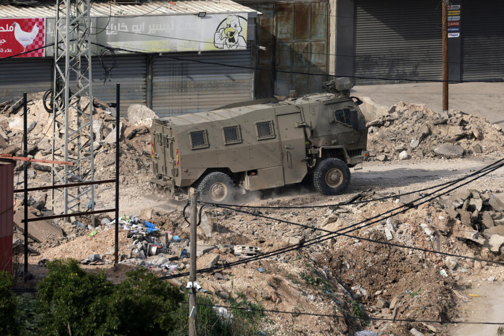 Un véhicule de l'armée israélienne lors d'un raid dans le camp de réfugiés palestiniens d'Al-Fara, au sud de Jénine en Cisjordanie occupée, dimanche 2 février 2025.
