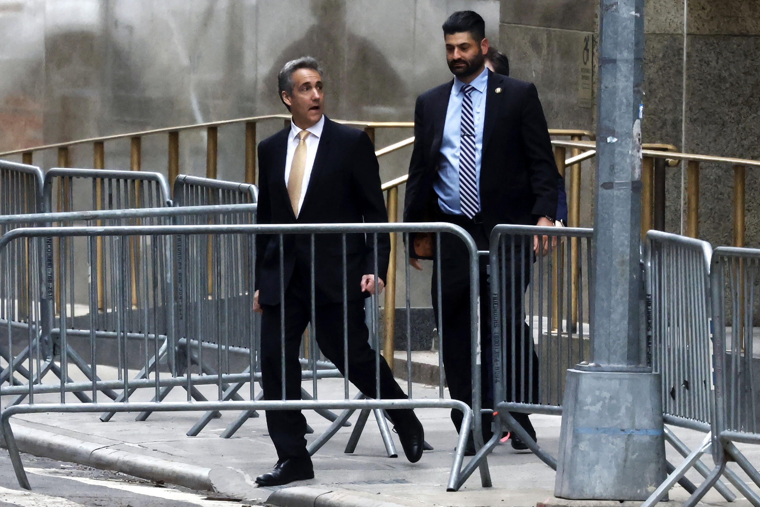 Michael Cohen quitte le tribunal de Manhattan  à l'issue de son troisième jour de témoignage dans le procès de l'ancien président américain Donald Trump, le 16 mai 2024 à New York