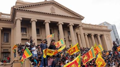 Los manifestantes celebran después de ingresar a la Secretaría Presidencial durante una protesta, luego de que el presidente Gotabaya Rajapaksa huyera, en medio de la grave crisis económica del país. En Colombo, Sri Lanka, el 9 de julio de 2022.