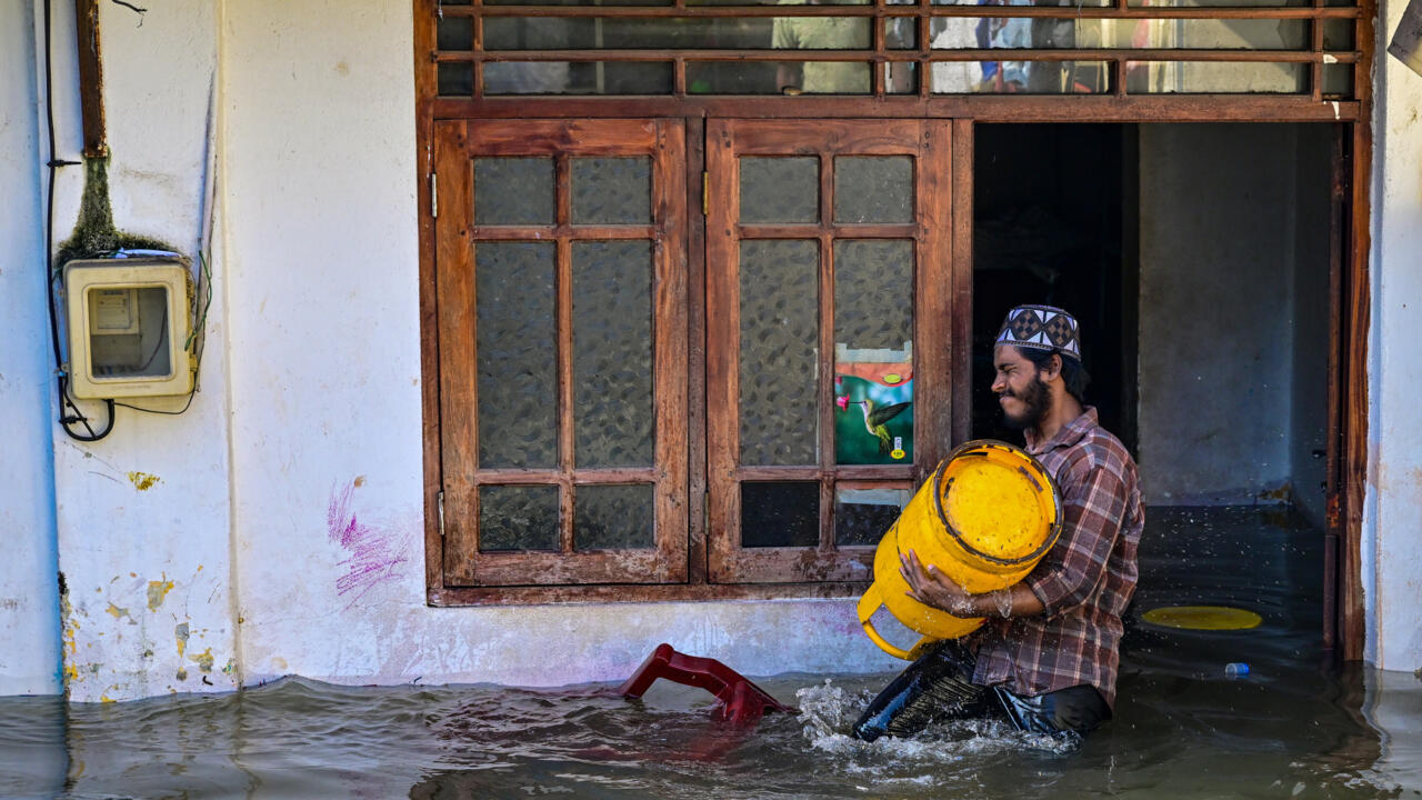 فيضانات في العاصمة السريلانكية بعد إعصار أودى بنحو 200 شخص
