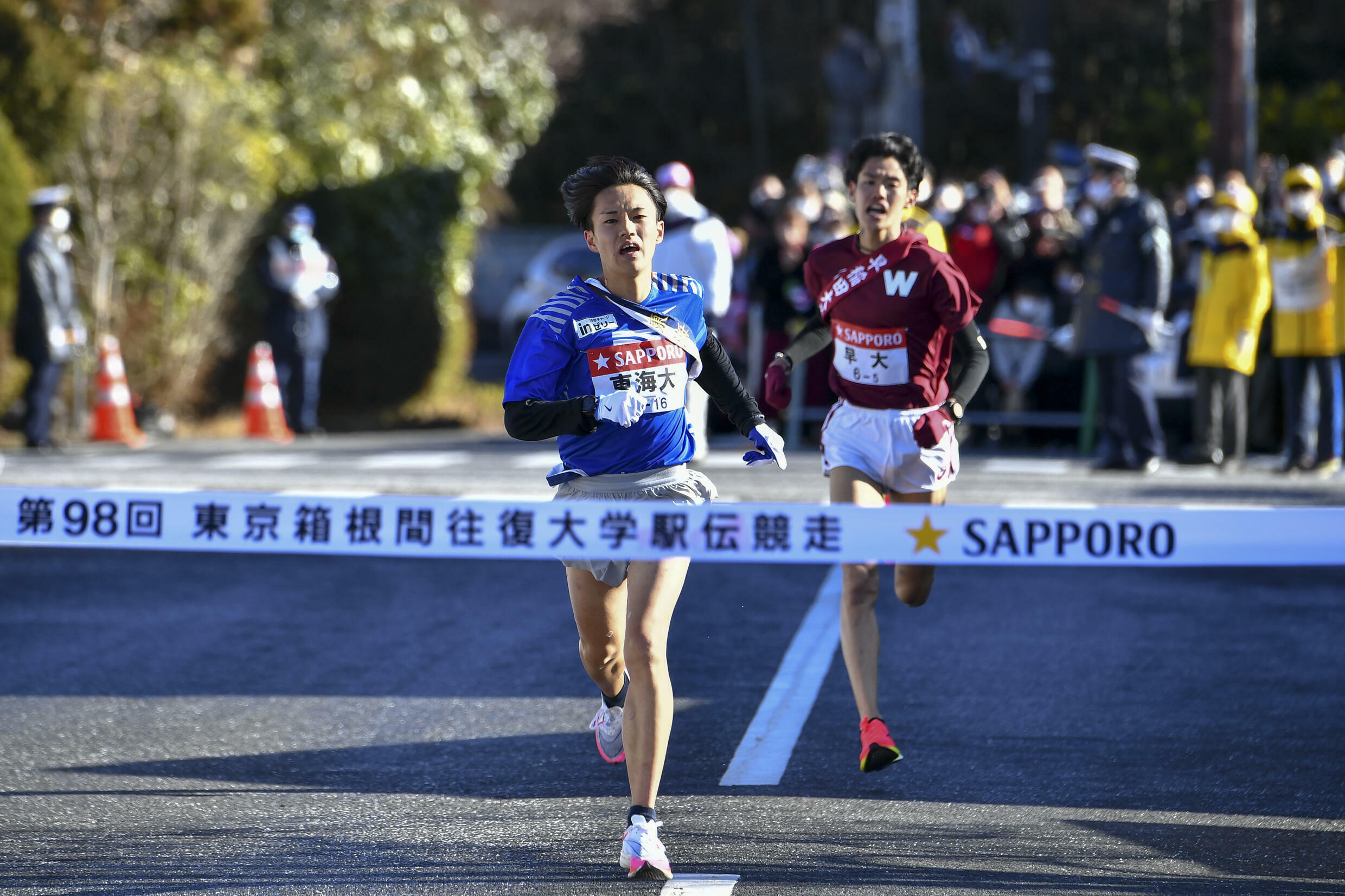 東海大学のスプリンター、杉本翔太が早稲田大学のスプリンター、伊藤大司を箱根のフィニッシュラインに導く