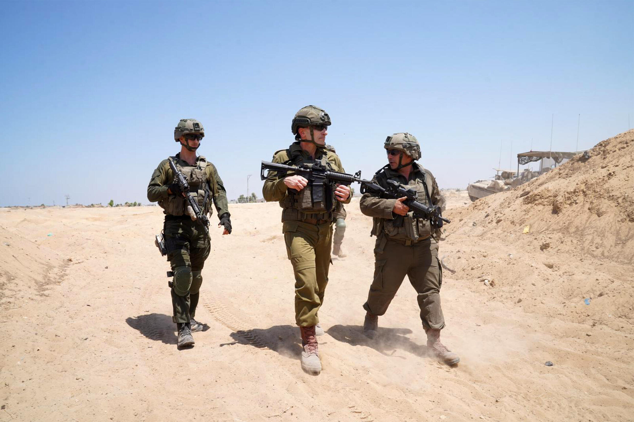 Photo diffusée par l'armée israélienne le 21 août 2024 montrant le chef adjoint de l'état-major, le général Amir Baram (C), participant la veille à des opérations dans la bande de Gaza, où une guerre