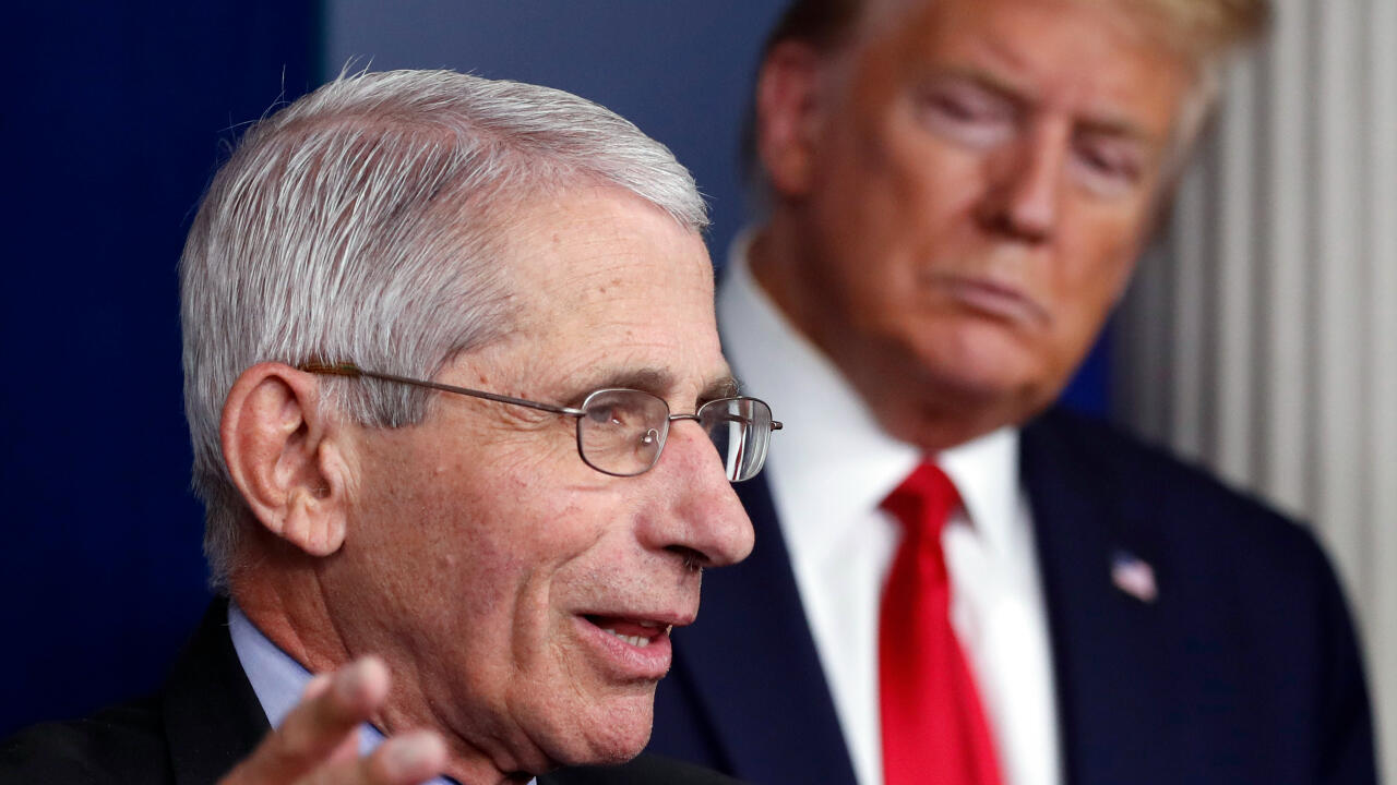 El presidente Donald Trump observa cómo el doctor Anthony Fauci, director del Instituto Nacional de Alergias y Enfermedades Infecciosas, habla sobre el coronavirus en la sala de prensa James Brady de la Casa Blanca, el 22 de abril de 2020, en Washington. Fauci, el principal experto en enfermedades infecciosas del país que se convirtió en un nombre conocido, y en objeto de ataques partidistas, durante la pandemia de COVID-19, anunció el lunes que dejará el gobierno federal en diciembre después de más de cinco décadas de servicio.