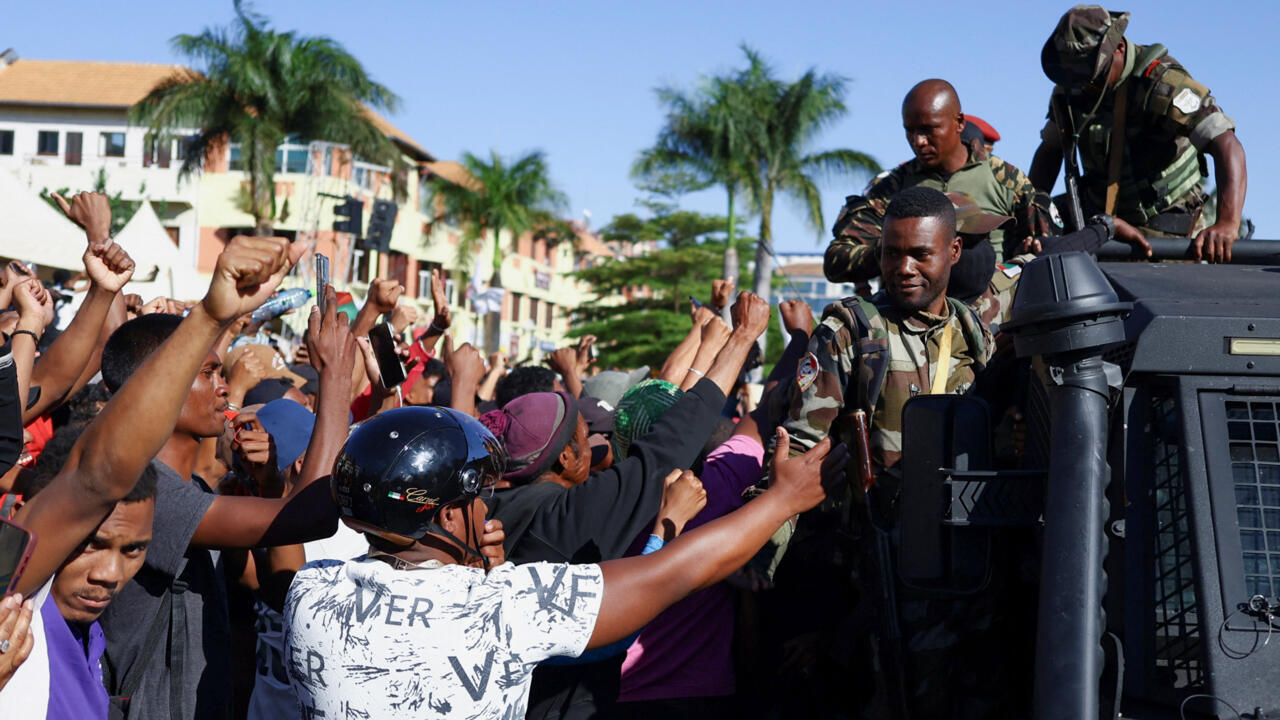 Des militaires rejoignent des manifestants rassemblés devant la mairie d'Antananarivo, à Madagascar, le 14 octobre 2025.