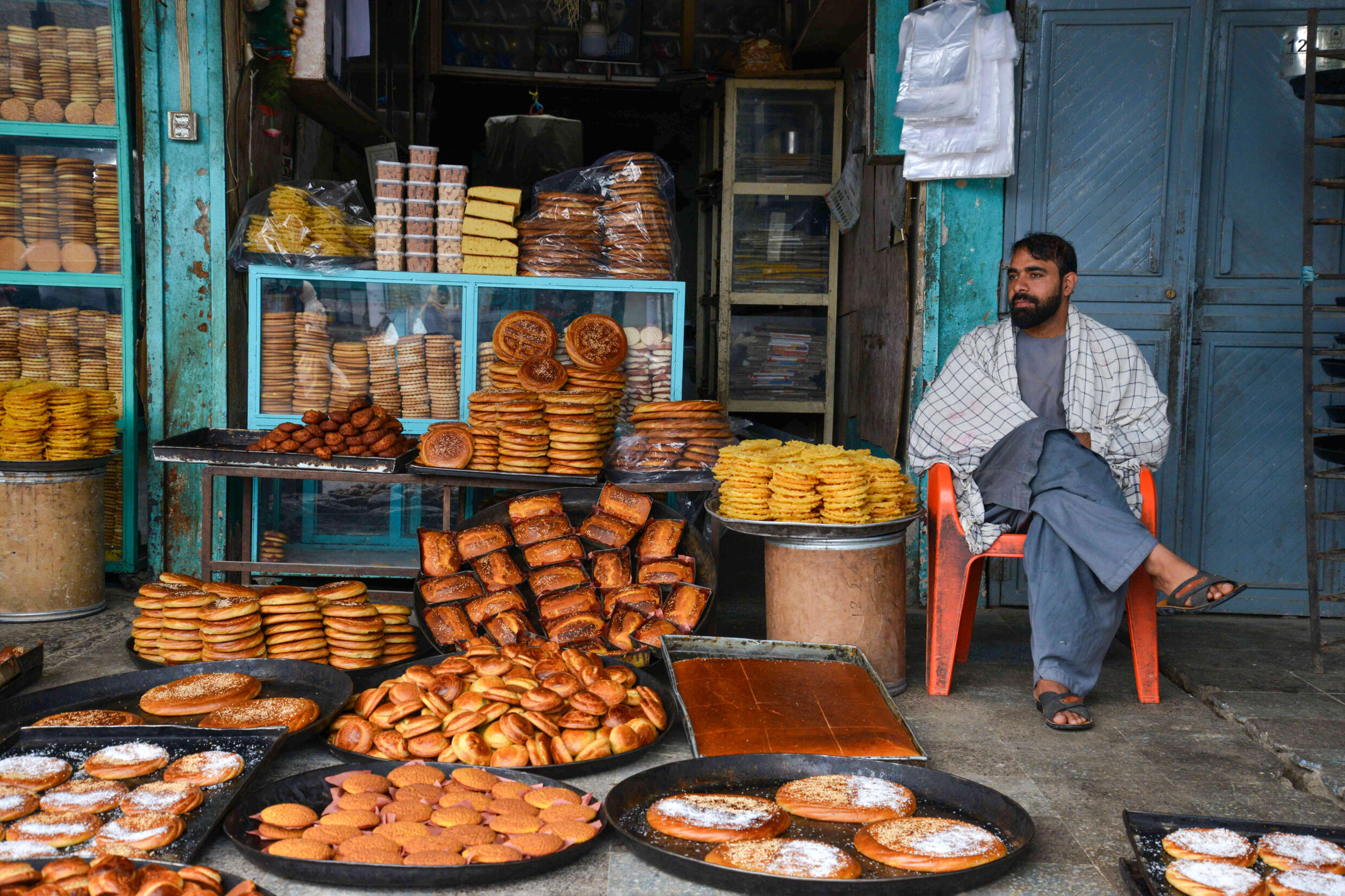 Un vendeur de pâtisseries à la veille du mois sacré de ramadan, le 10 mars 2024 dans la ville afghane de  Kandahar