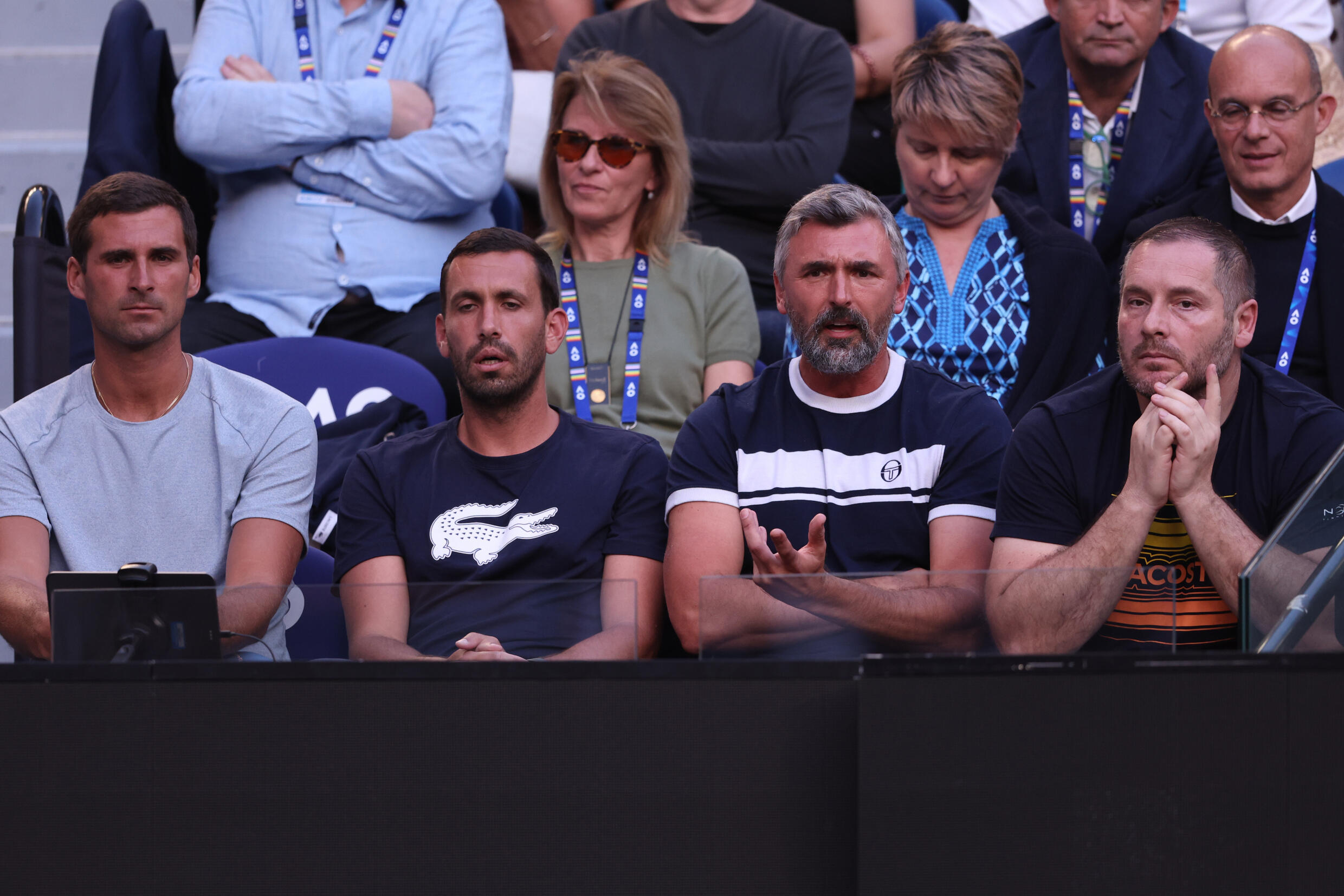 Μια άδεια καρέκλα δίπλα στη μητέρα του Novak Djokovic, Dijana (C) αφού ο πατέρας του παρέλειψε τον αγώνα