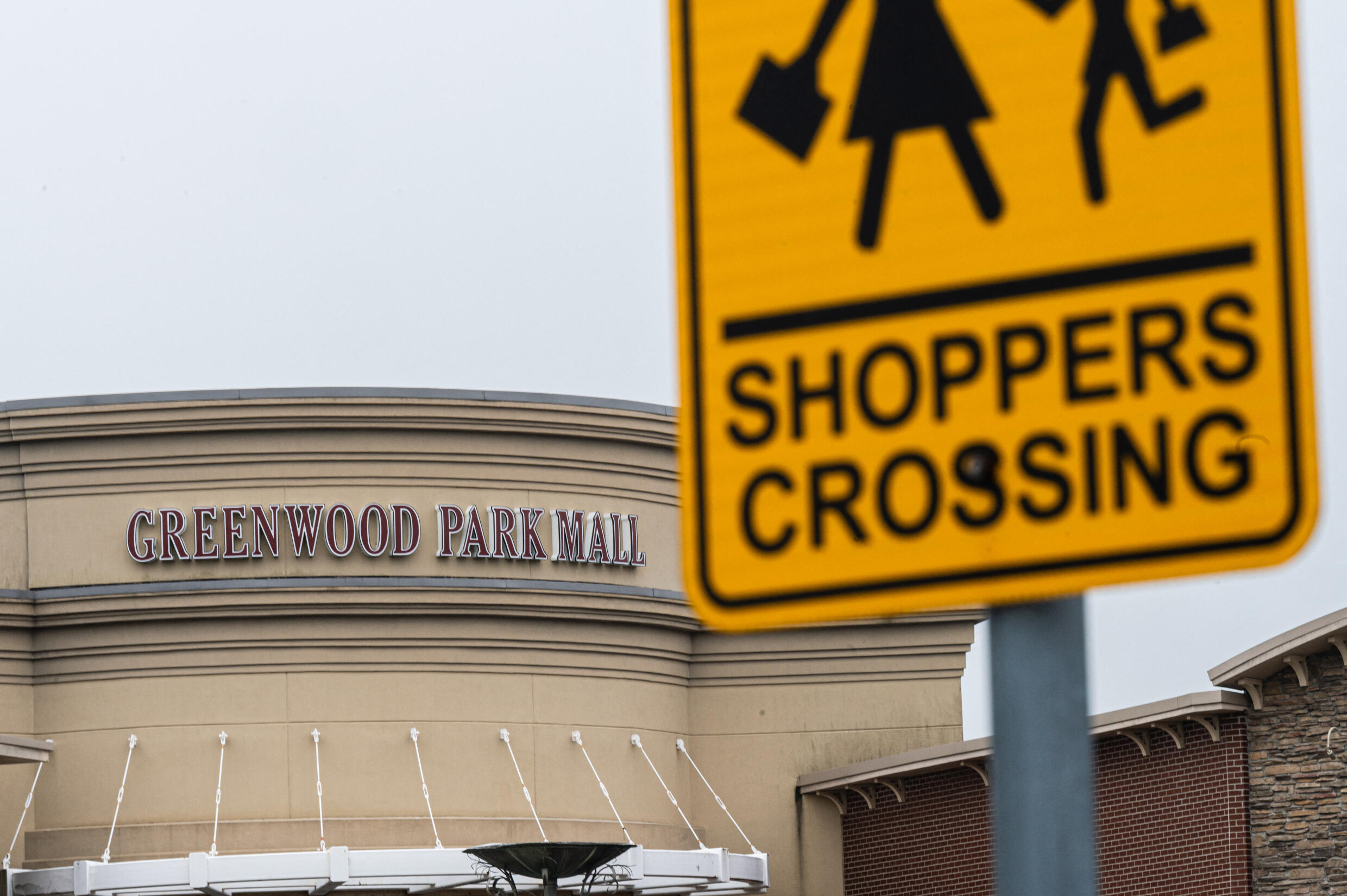 Se ve una señal de cruce de peatones antes de la entrada principal de Greenwood Park Mall el 18 de julio de 2022 en Greenwood, Indiana. Según los informes, un hombre armado abrió fuego dentro del patio de comidas del centro comercial el 17 de julio, matando a tres e hiriendo a dos antes de ser asesinado por un transeúnte armado.