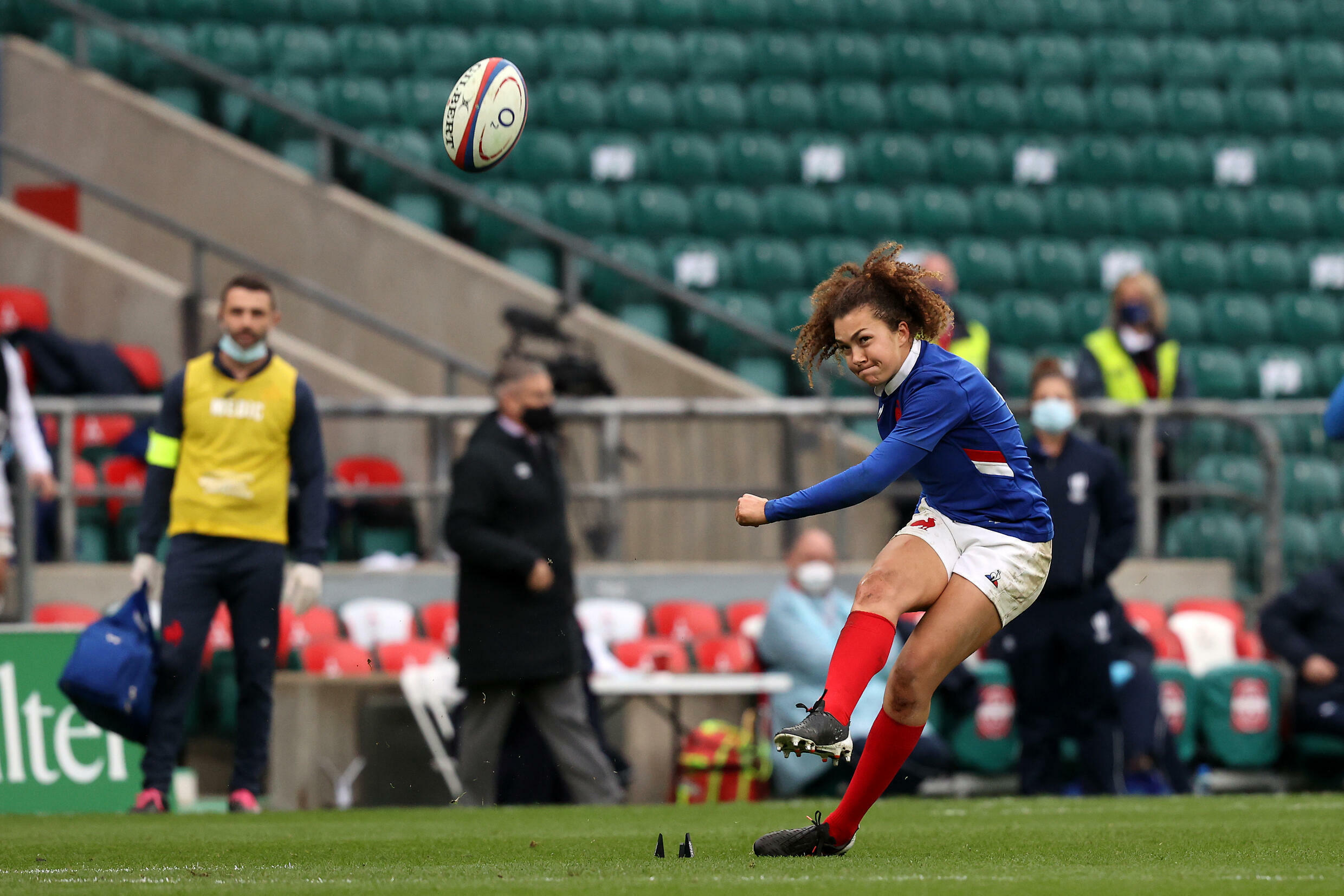 Die Französin Caroline Druin hat während eines Testspiels gegen England am 21. November 2020 im Twickenham Stadium eine Strafe erzielt.