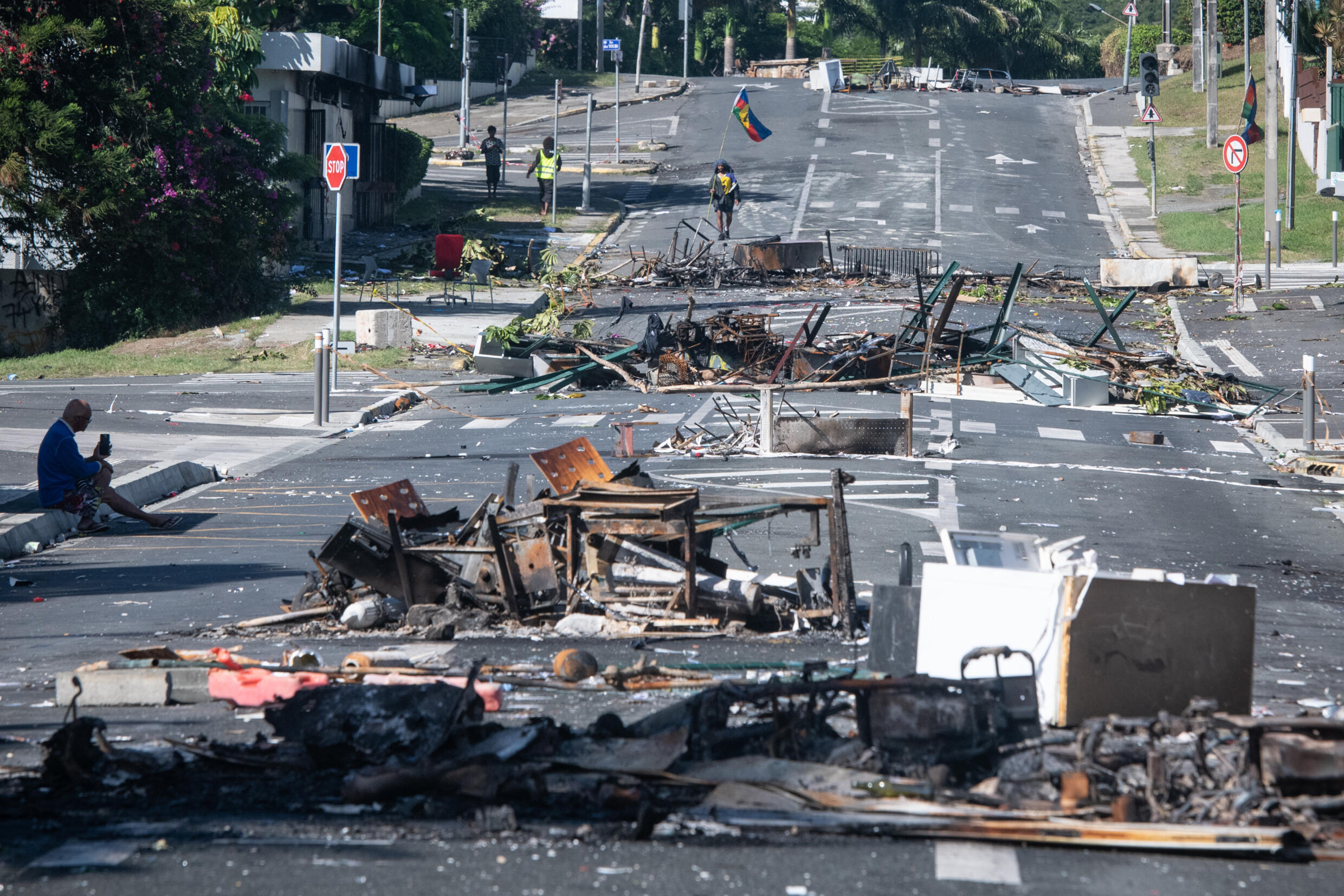 Une rue bloquée par des objets incendiés et des débris, dans le quartier Magenta à Nouméa en Nouvelle-Calédonie, le 18 mai 2024