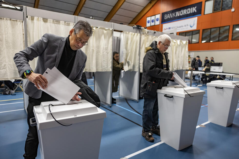 Des électeurs dans un bureau de vote à Nuuk, lors des législatives au Groenland, le 11 mars 2025.