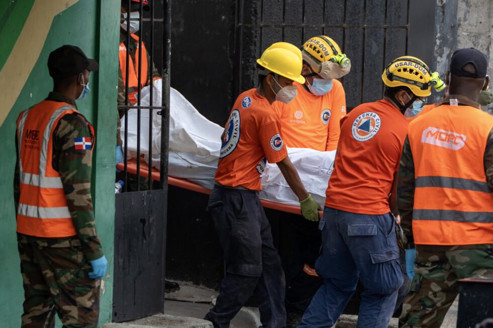 Des sauveteurs transportent le corps d'une victime sur le site de l'effondrement du toit d'une discothèque à Saint-Domingue, le 9 avril 2025 en République dominicaine.