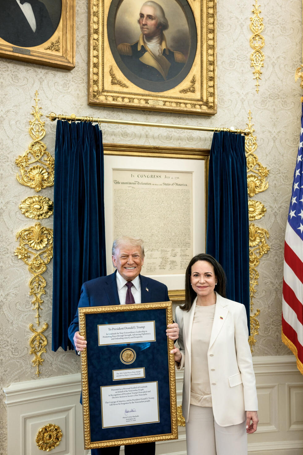 La líder opositora venezolana María Corina Machado entregó al presidente estadounidense Donald Trump su Premio Nobel de la Paz durante una reunión en la Oficina Oval.