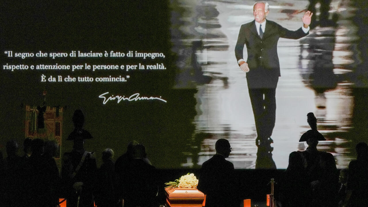 People pay their respects to fashion designer Giorgio Armani, lying in state at the Armani/Teatro in Milan, northern Italy on September 6, 2025.  © Antonio Calanni, AP