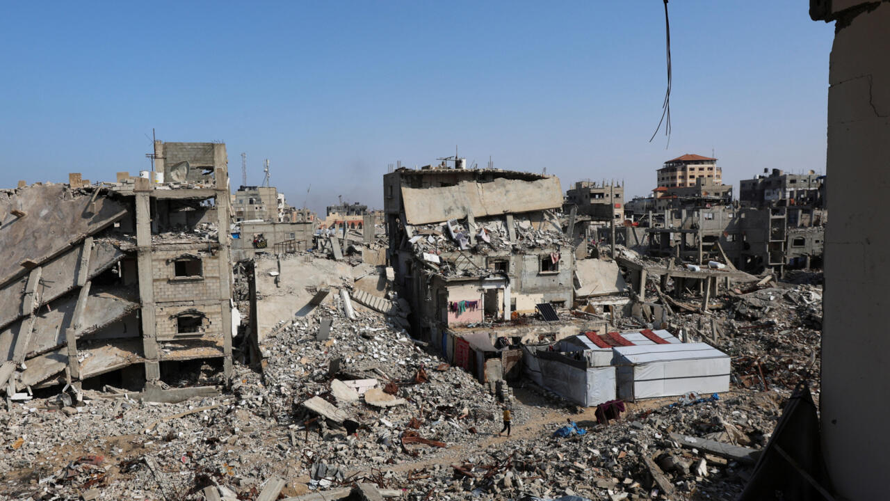 Edificios destruidos en Khan Yunis, al sur de la Franja de Gaza , el 18 de noviembre de 2025, en medio de un alto el fuego entre Israel y Hamás.