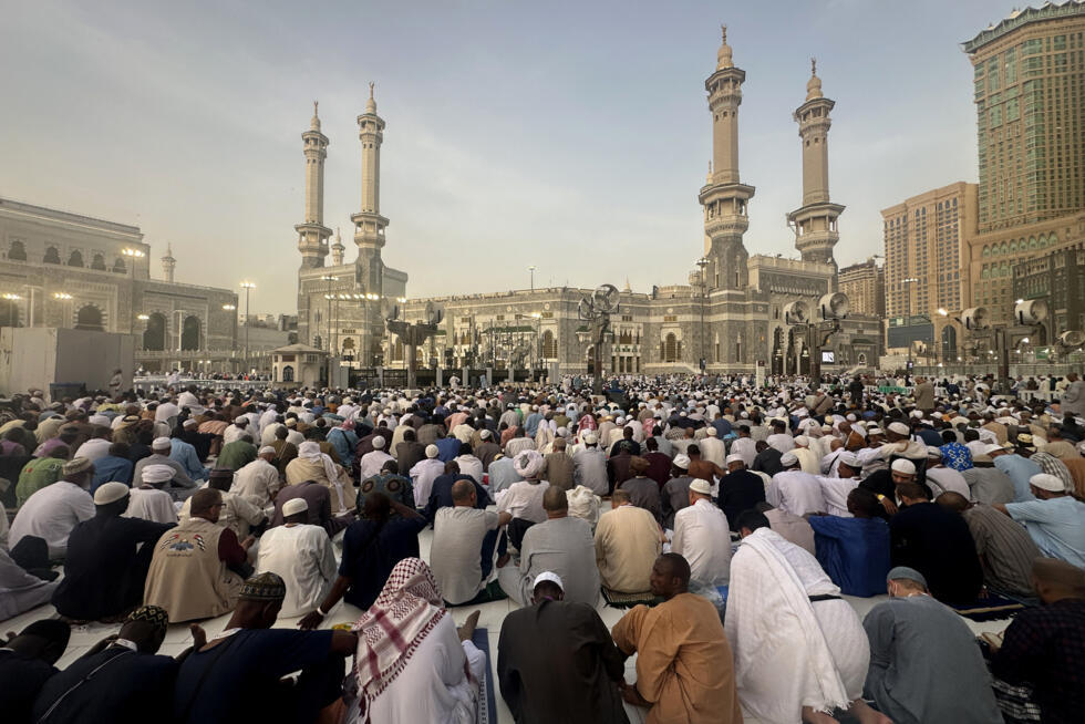 Des fidèles musulmans se rassemblent pour prier dans l’enceinte de la Grande Mosquée, dans la ville sainte de La Mecque, le 2 juin 2025, en prélude au pèlerinage annuel du hajj.