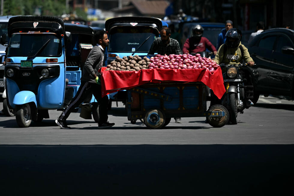 Un marchand pousse son chariot à Srinagar, le 12 mai 2025, à la frontière entre l'Inde et le Pakistan, où la vie a repris après le retour au calme à la frontière