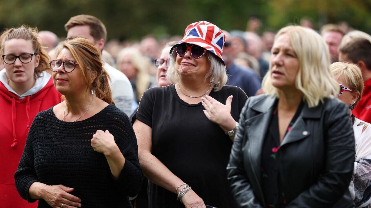 Miles de ciudadanos observan al féretro de Isabel II durante su trayecto hacia el Castillo de Windsor, Reino Unido, el 19 de septiembre de 2022.