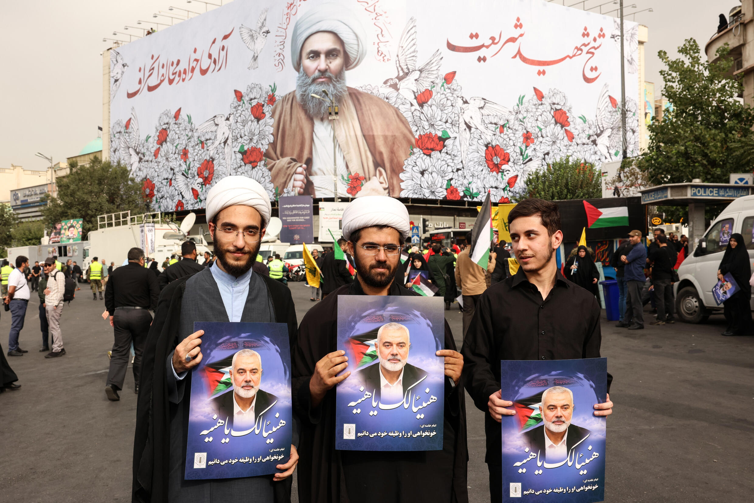 Des Iraniens tiennent des portraits du chef du Hamas, Ismaïl Haniyeh, lors de son cortège funèbre, à Téhéran, le 1er août 2024.