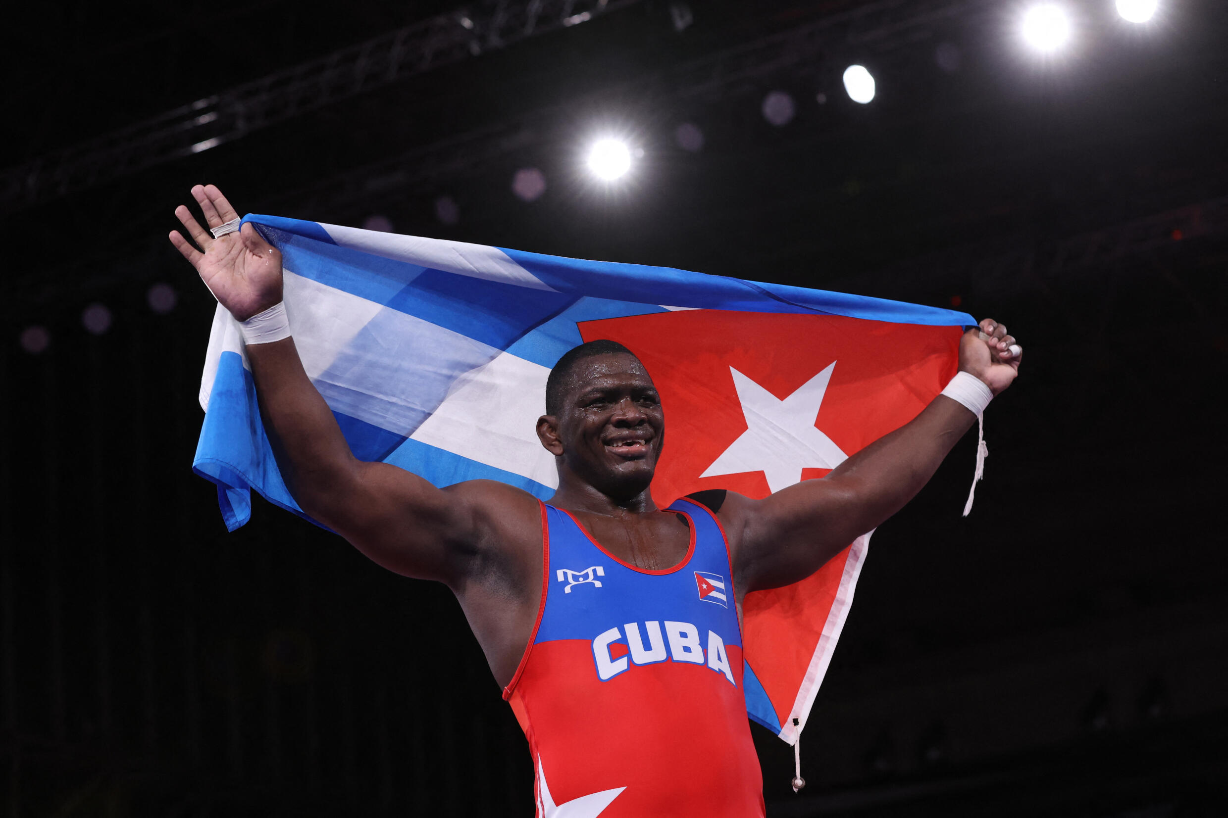 Le lutteur cubain Mijain Lopez Nuñez célèbre sa quatrième médaille d'or olympique décrochée à Tokyo, le 2 août 2021.