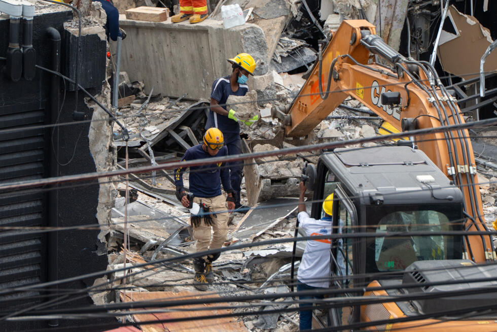 Des équpes de secours sur le site de l'effondrement du toit d'une discothèque à Saint-Domingue, le 9 avril 2025 en République dominicaine.