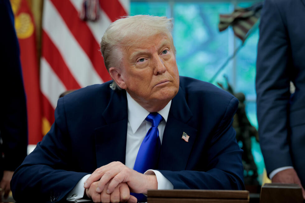 Le président américain Donald Trump répond à une question d'un journaliste dans le bureau ovale de la Maison Blanche, à Washington, le 5 mai 2025