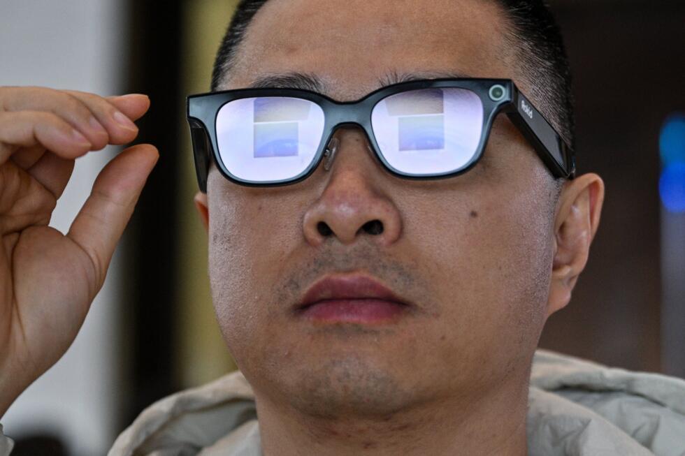 Un hombre prueba unas gafas inteligentes Rokid en Hangzhou, China, el 13 de noviembre de 2025.