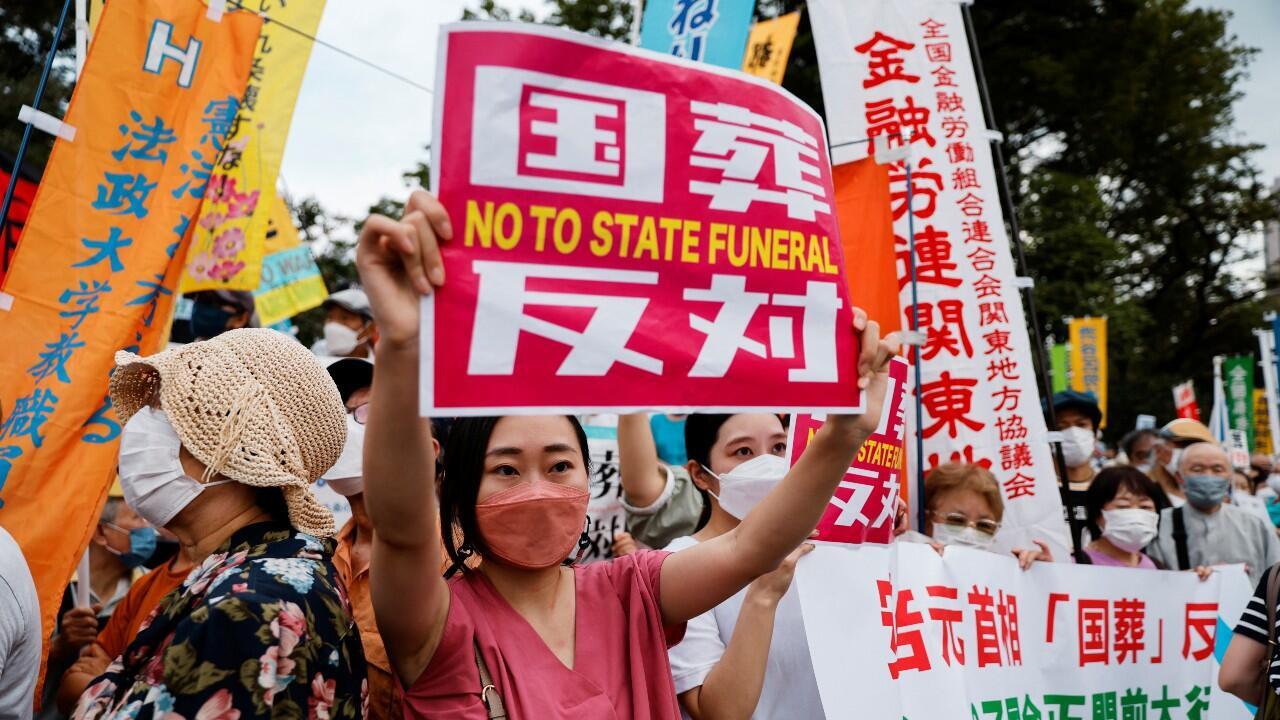Cientos de manifestantes participan en una protesta frente a la sede del Parlamento japonés contra el funeral de Estado del exrimer ministro Shinzo Abe, en Tokio, Japón, el 27 de septiembre de 2022.
