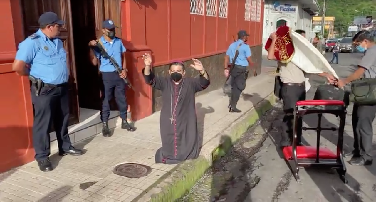 Archivo: El obispo Rolando Álvarez se arrodilla al frente de la sede episcopal de Matagalpa, el 4 de agosto de 2022.