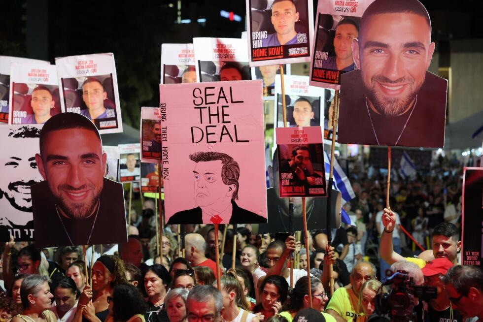 Simpatizantes de las familias de los rehenes israelíes retenidos por Hamás en Gaza participan en una protesta, exigiendo el cese de la guerra y la liberación de los rehenes, frente al cuartel general militar de Kirya en Tel Aviv, Israel, el 4 de octubre de 2025.
