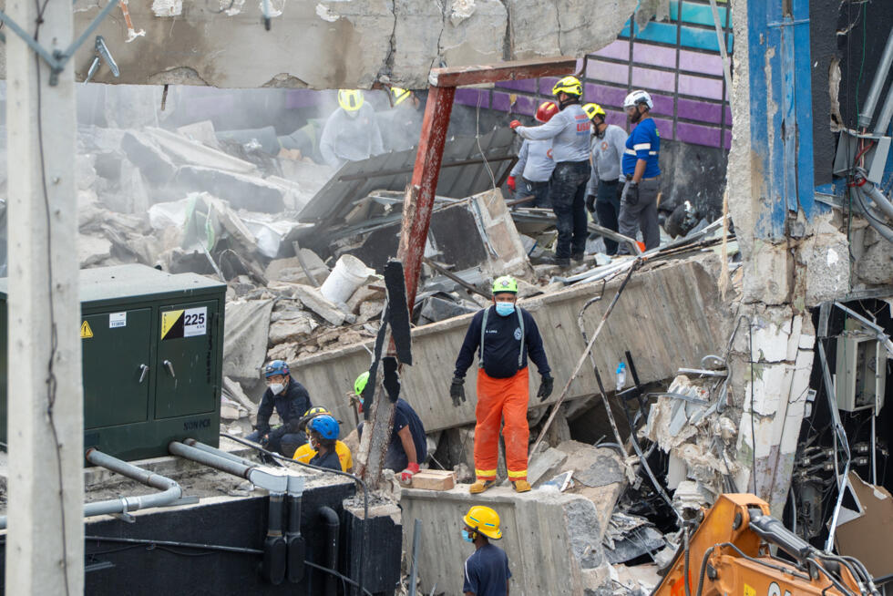 Des équpes de secours sur le site de l'effondrement du toit d'une discothèque à Saint-Domingue, le 9 avril 2025 en République dominicaine.