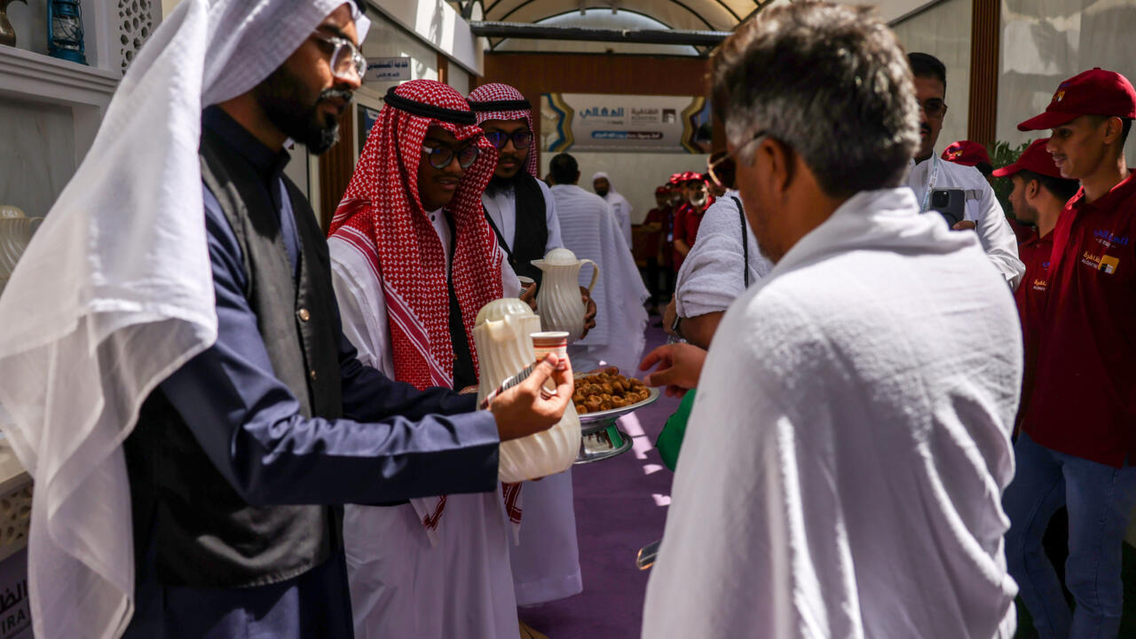 À La Mecque, la chaleur n'arrête pas la foi du million de musulmans venus  pour le hajj