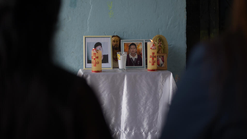 Un altar improvisado con las fotografías de los hermanos Yovani y Jair Valencia Olivares, se encuentra afuera de su casa en San Marcos Atexquilapan, estado de Veracruz, México el jueves 30 de junio de 2022.