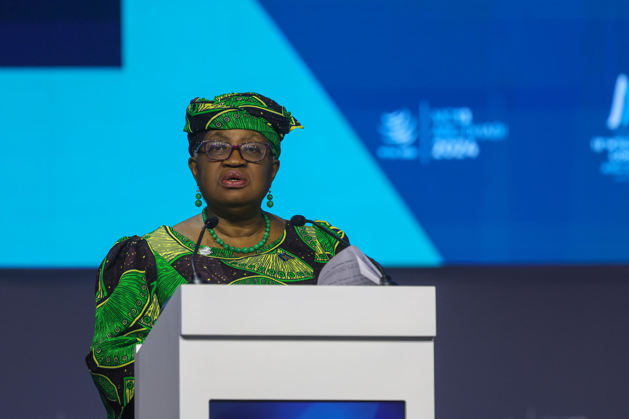 La directora general de la OMC, Ngozi Okonjo-Iweala, habla durante una conferencia ministerial de la organización, el 26 de febrero de 2024 en Abu Dabi