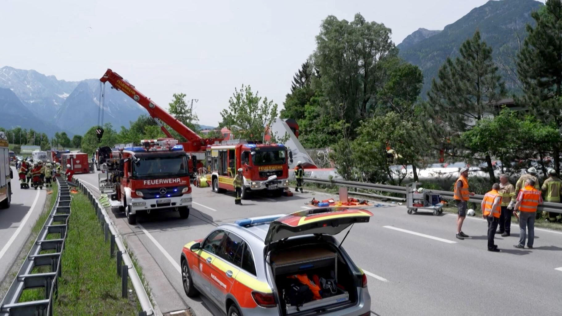 Esta captura de vídeo muestra a los bomberos y a los socorristas trabajando junto a un tren descarrilado el 3 de junio de 2022 en Burgrain, cerca de Garmisch-Partenkirchen, en el sur de Alemania. - Al menos tres personas murieron y varias más resultaron heridas al descarrilar un tren cerca de una estación alpina de Baviera, en el sur de Alemania, informó la policía.
