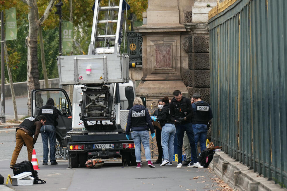 The thieves used a furniture hoist to get access to the gallery