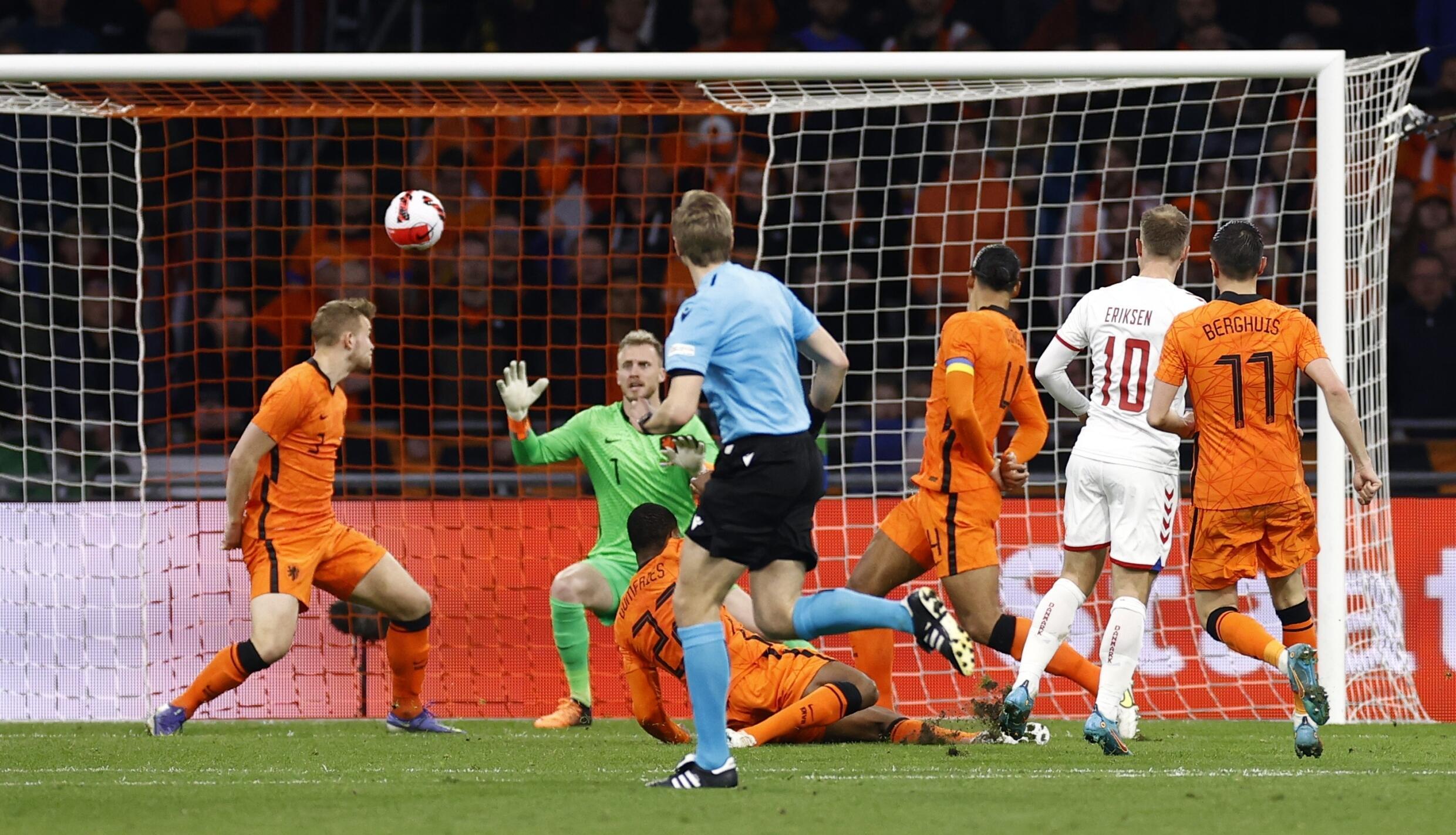 Der Däne Christian Eriksen erzielt am 26. März 2022 in der Johan Cruyff Arena in Amsterdam bei einem Freundschaftsspiel ein Tor in der oberen Ecke gegen die Niederlande.