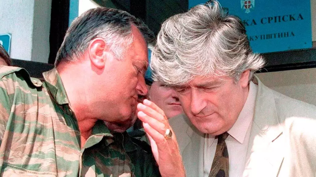 En esta imagen de archivo, Radovan Karadzic, líder de la República de Srpska (D), escucha al general Ratko Mladic (I), durante una reunión en Pale, Bosnia Y Herzegovina, el 5 de agosto de 1993. Ambos son los autores intelectuales y físicos de la matanza.