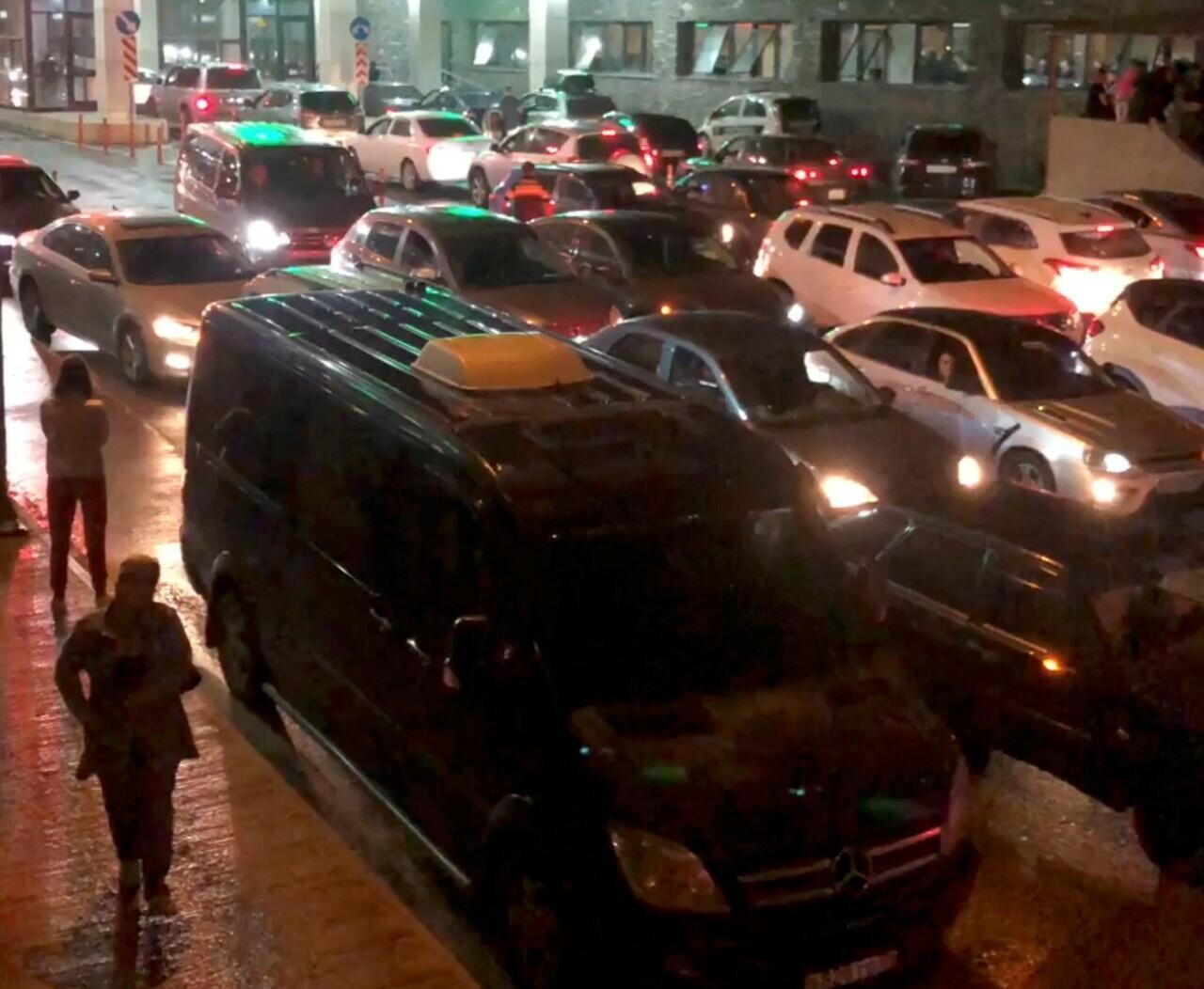 Filas de automóviles en el puesto de control Zemo Larsi/Verkhny Lars en la frontera entre Rusia y Georgia, el 21 de septiembre de 2022.