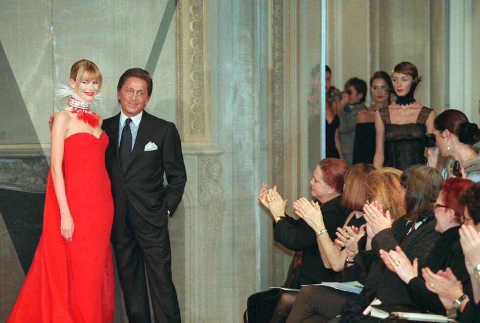Claudia Schiffer et Valentino applaudis à l'issue du défilé du couturier, le 18 janvier 1997 à Paris, dans le cadre des collections de haute-couture printemps/été 1998.