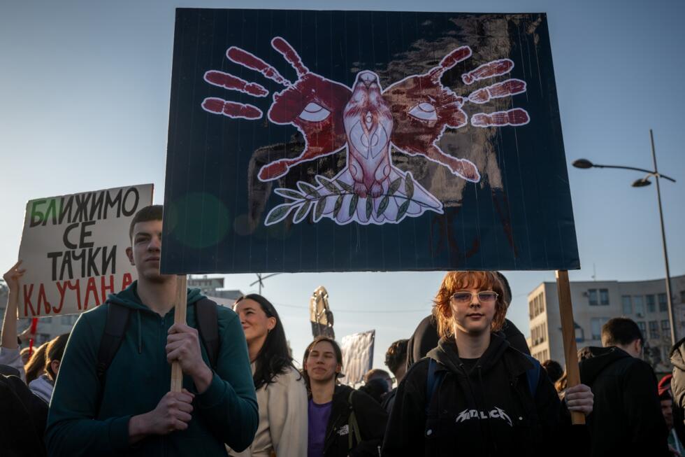 Des manifestants rassemblés à Novi Sad, en Serbie, pour marquer les trois mois de l'effondrement meurtrier du toit d'une gare de la ville, qui a déclenché un mouvement national de contestation contre les autorités, le 1er février 2025