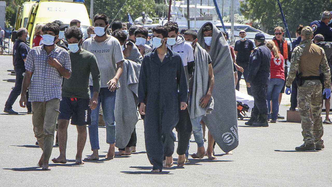 "أعطى ثماره"...اليونان تشيد بقرار بلادها تعليق طلبات اللجوء للمهاجرين الواصلين من شمال إفريقيا