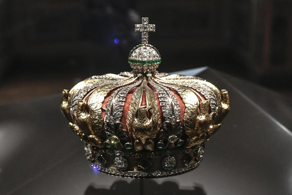 The diamond and emerald crown of the Empress Eugenie was recovered near the Louvre after the raid
