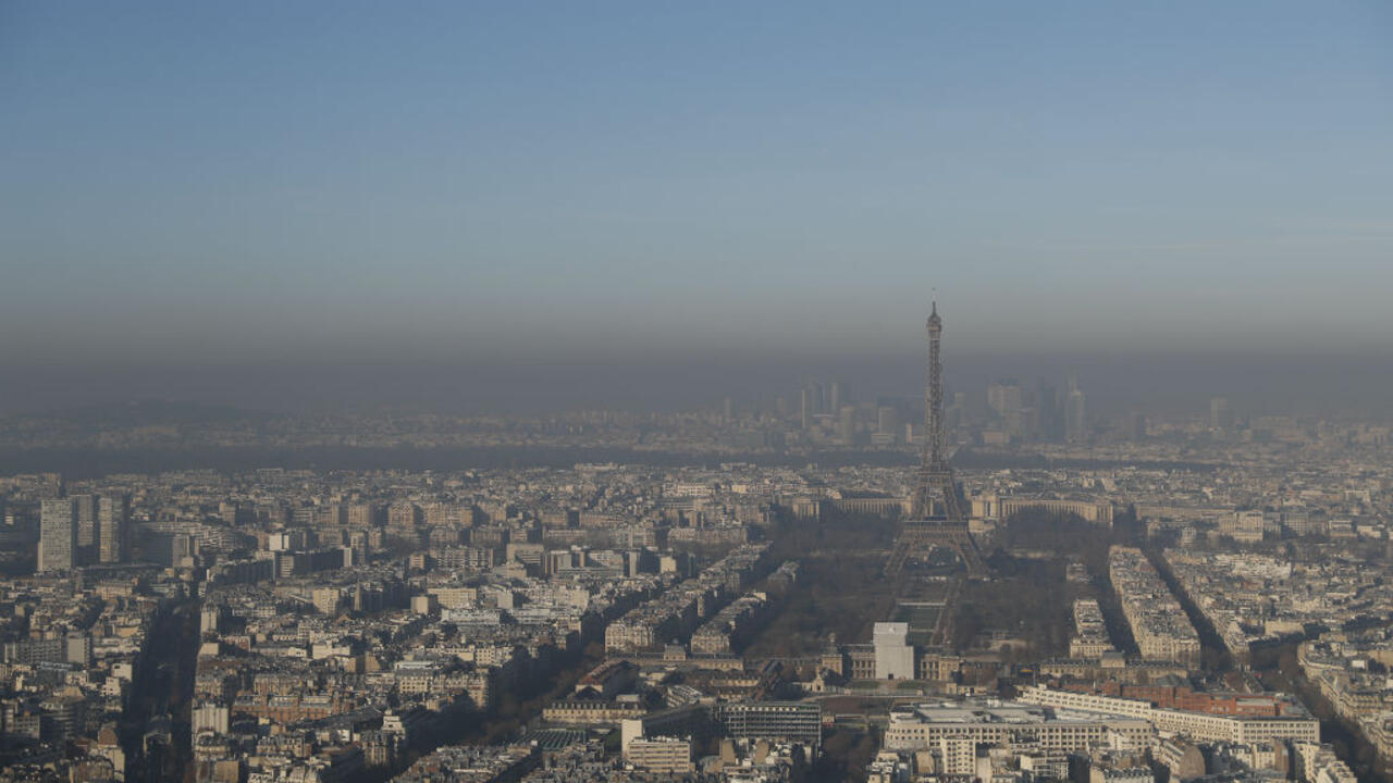 En images un impressionnant nuage de pollution recouvre Paris