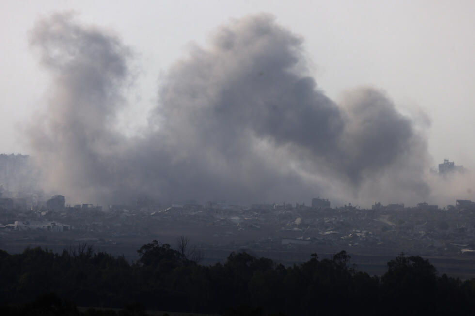 De la fumée s'élève de Gaza lors de frappes israéliennes le 10 août 2025.