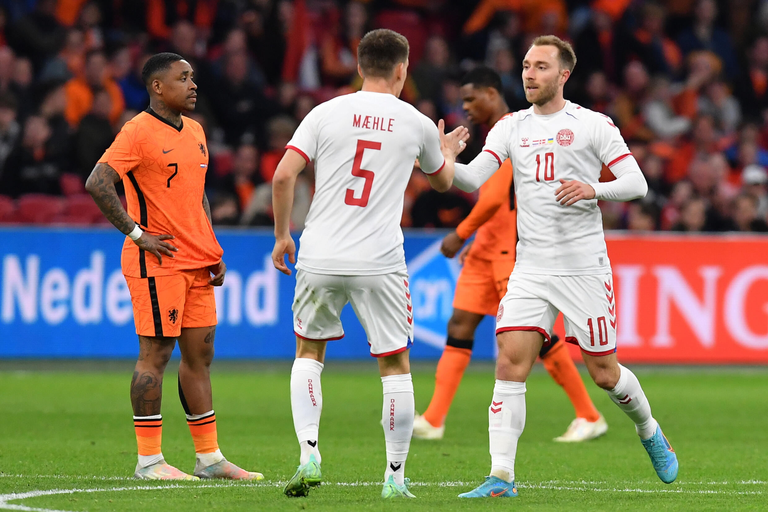 Die Freude des Dänen Christian Eriksen, nachdem er während ihres Freundschaftsspiels am 26. März 2022 in der Johan Cruyff Arena in Amsterdam ein Tor gegen die Niederlande erzielt hatte.