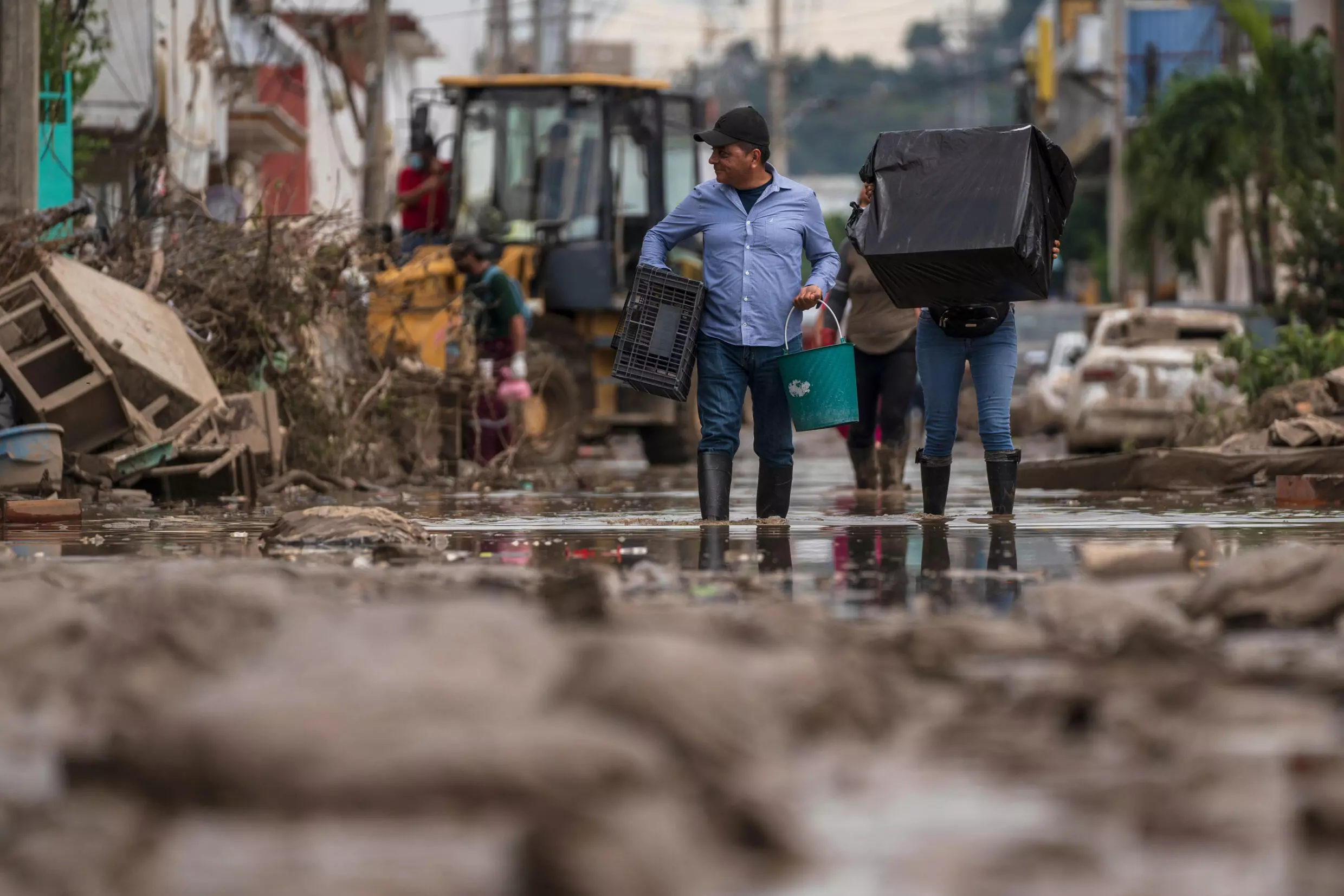 Residentes de Poza Rica, Veracruz, preservan enseres en medio de la devastación por las inundaciones. 14 de octubre de 2025.