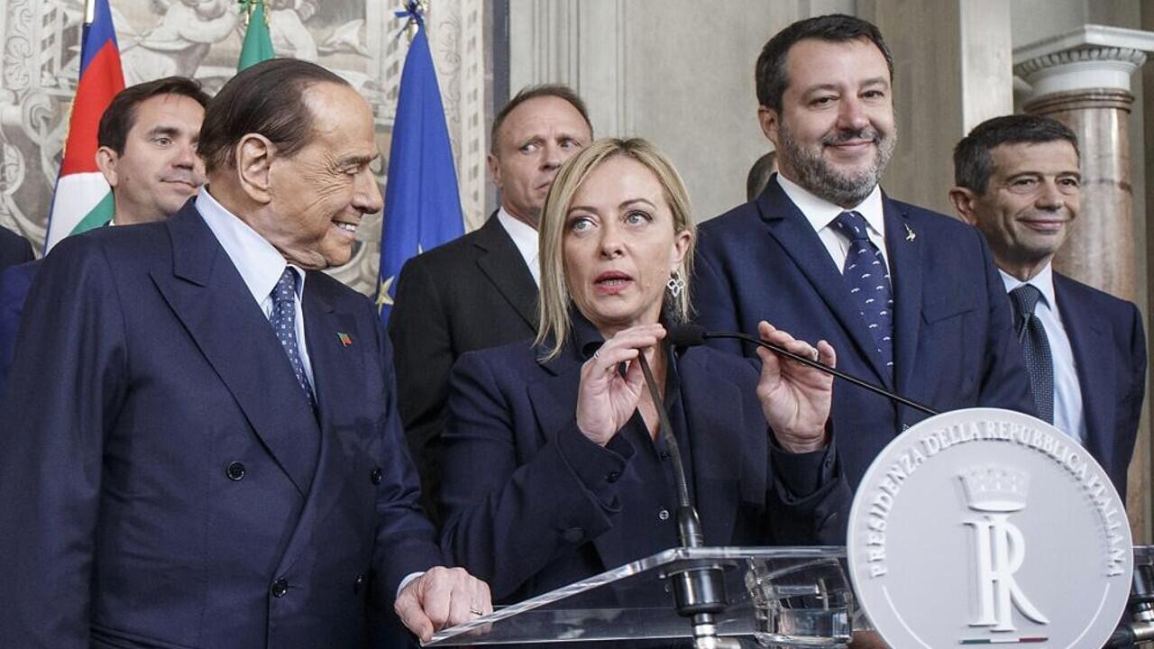 Giorgia Meloni, nueva primera ministra de Italia, del líder de Forza Italia, Silvio Berlusconi, a la izquierda, y el líder de la Liga, Matteo Salvini, durante una rueda de prensa, en el Palacio Presidencial del Quirinale, tras reunirse con el presidente italiano, Sergio Mattarella, el viernes 21 de octubre de 2022.