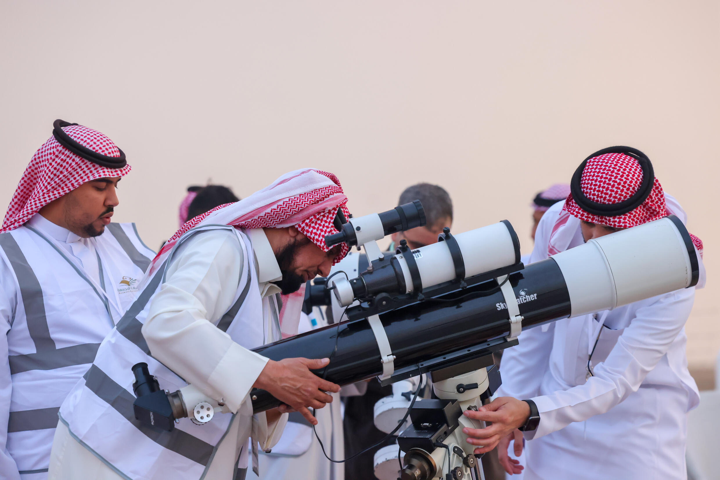 Des Saoudiens guettent au téléscope l'apparition due premier croissant de lune marquant le début du mois sacré de ramadan, le 10 mars 2024 à Hautat Sudair dans la province de Riyad, en Arabie saoudite