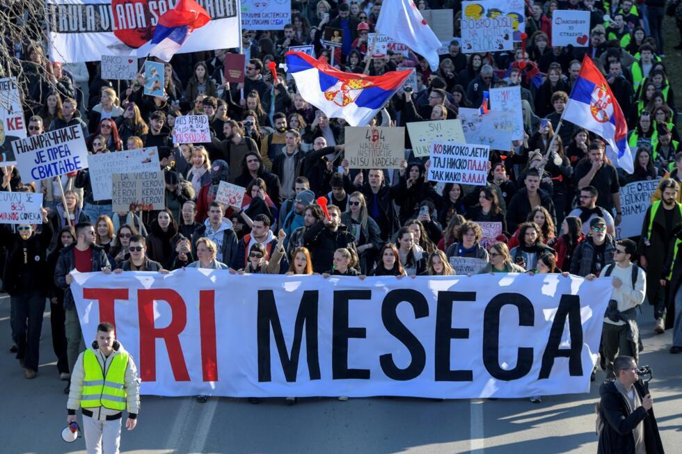Des manifestants rassemblés à Novi Sad, en Serbie, pour marquer les trois mois de l'effondrement meurtrier du toit d'une gare de la ville, qui a déclenché un mouvement national de contestation contre les autorités, le 1er février 2025